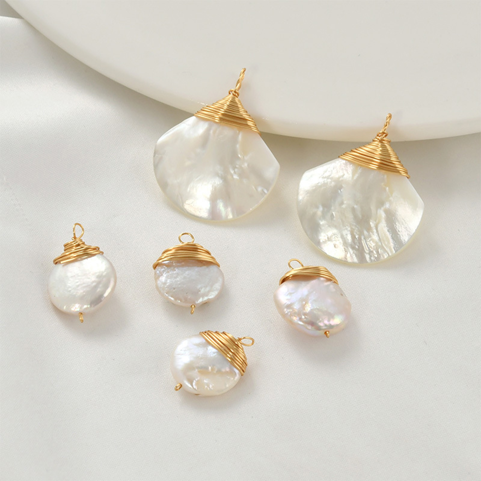 Women'S Fashion Earrings - 女性のための天然真珠のペンダント,真鍮のチャーム,包まれたワイヤー,バロック,ゴールドカラー,DIYネックレス,イヤリング,ジュエリー結果,1個
