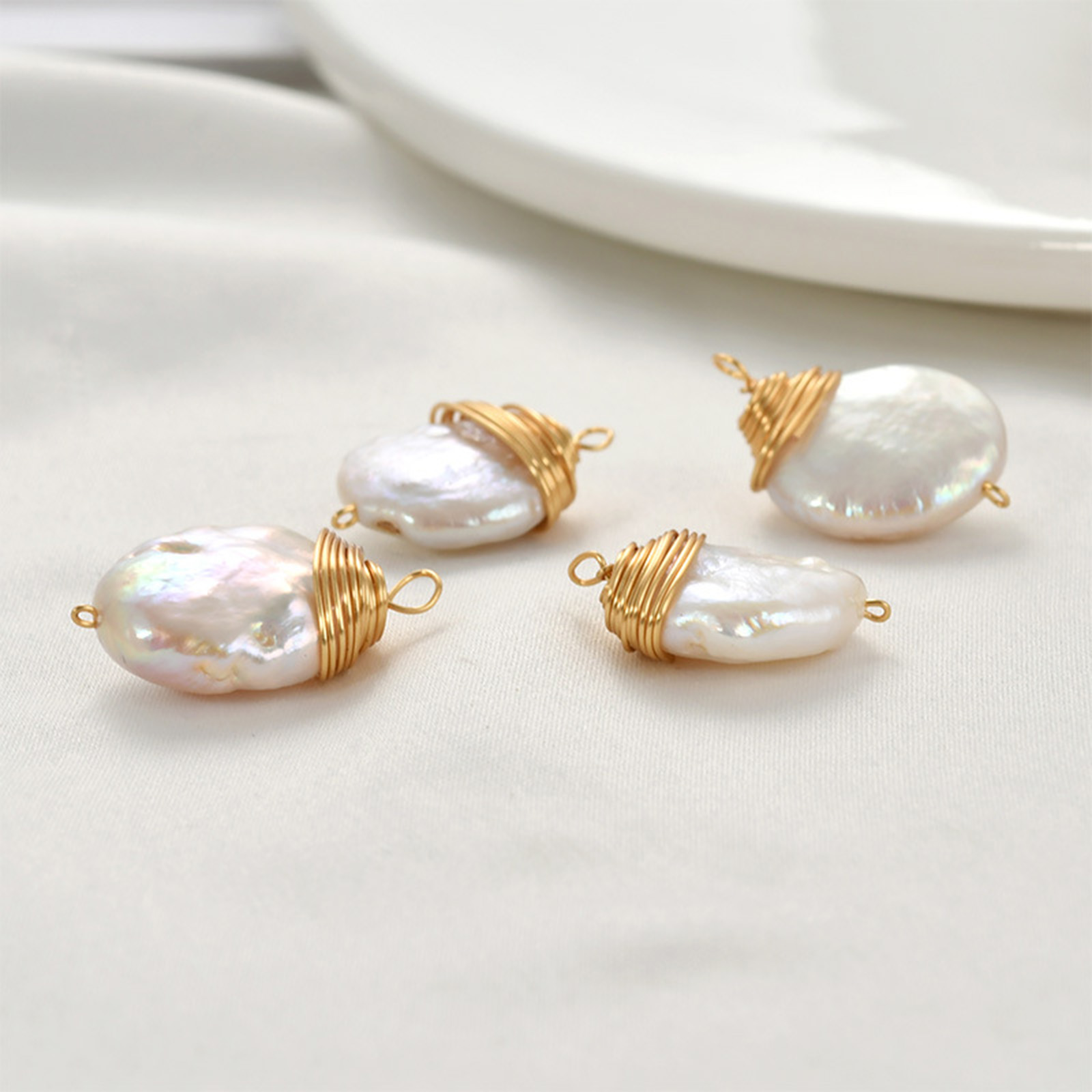 女性のための天然真珠のペンダント,真鍮のチャーム,包まれたワ - Women'S Fashion Earrings のレビューと価格