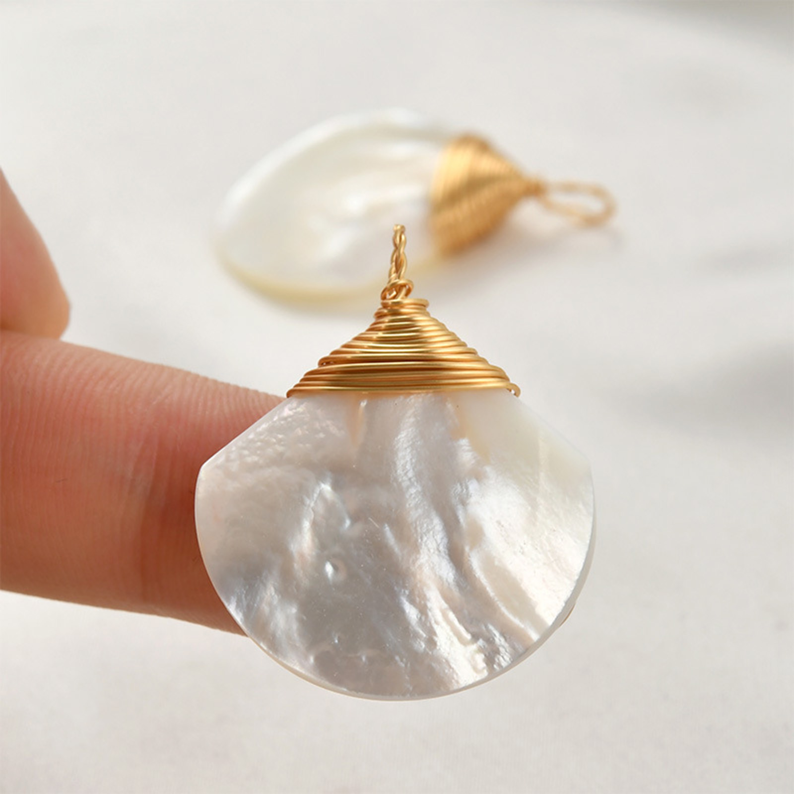 女性のための天然真珠のペンダント,真鍮のチャーム,包まれたワ - Women'S Fashion Earrings のレビューと価格