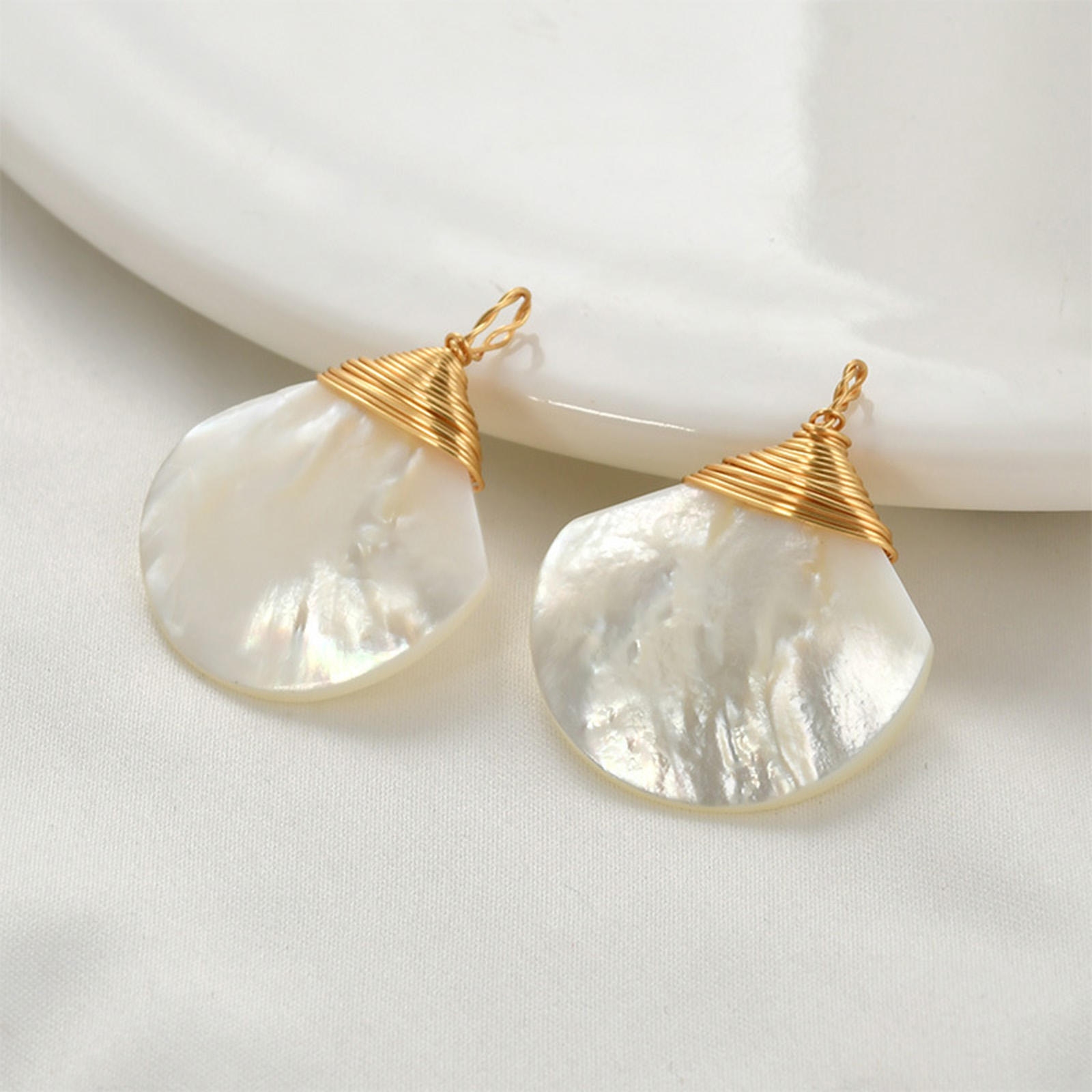 女性のための天然真珠のペンダント,真鍮のチャーム,包まれたワ - Women'S Fashion Earrings のレビューと価格